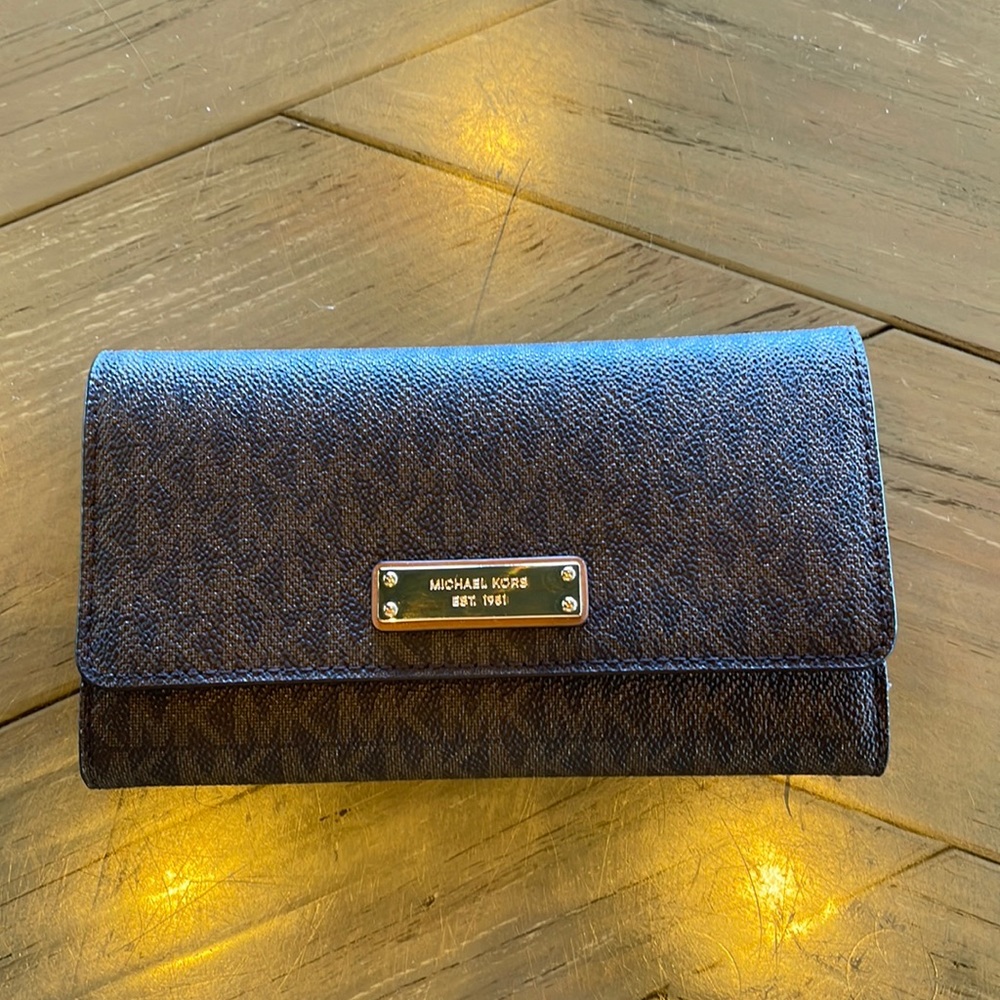 Lightly Used 2019 Michael Kors wallet! 🤎